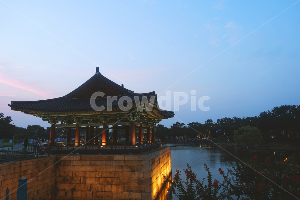 night view,palace,Silla architecture,traditional beauty,Anapji Pond,Silla,Silla period,Gyeongju,building,architectural beauty,Korean beauty,palace site,Donggung Palace and Wolji Pond,lake,Silla palace,architecture