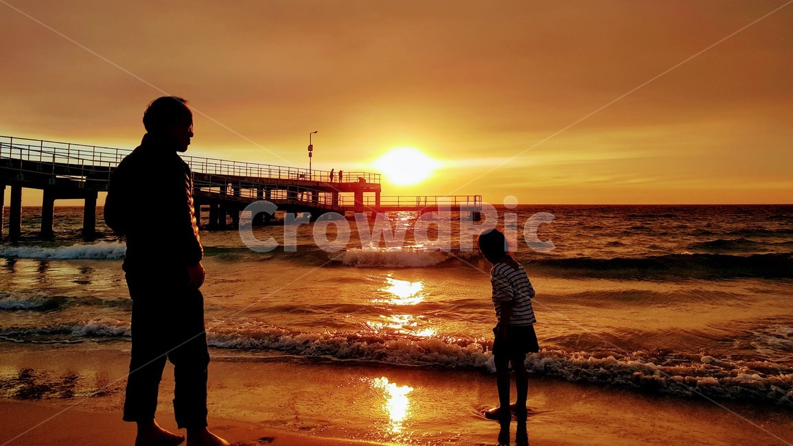 할아버지,손녀,아이,어린이,소녀,여행,가족,노인,grandfather,children,child,oldman,waiting,family,travel,바다,노을,파도,태양,sea,sunset,wave,sun,다리,bridge,하늘,수평선,horizon,beach,해변