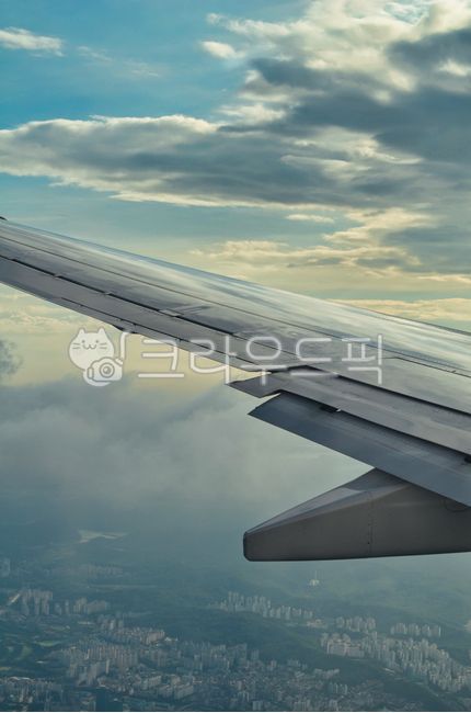 비행기,날개,항공,하늘,구름,스카이,속,교통,푸른,파란,한국,영토,주택,아파트,내려,보이는,기내,영공,위,안개,시야,풍경,경치,운치,airplane,transportation,aircraft