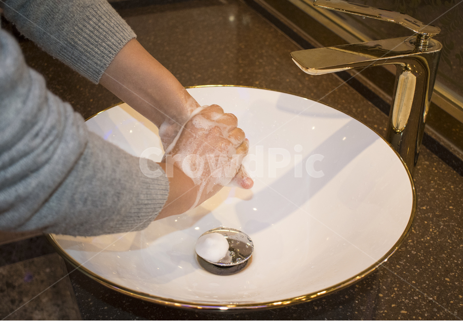 욕실,hand,깨끗한,씻다,세정,비누,女,손씻기,비누거품,습관,코로나,위생,건강,적시다,화장실,청결,home,물,수도꼭지,보건,환경,예방,person,사람,human,인간