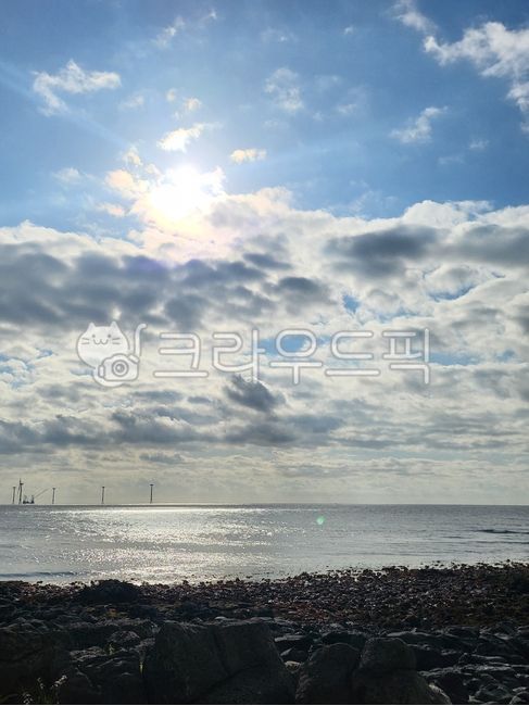 경치,경관,야외,자연,풍경,해안,물,하늘,풍차,제주도,풍력기,풍력발전기,바다,돌,반짝이는