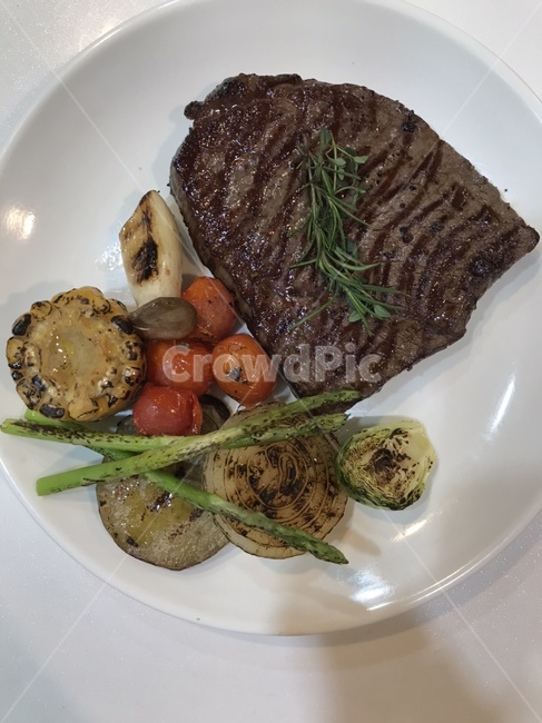 음식,food,스테이크,아스파라거스,옥수수,양배추,양파,토마토,방울토마토,허브,데코레이션,접시,음식,식재료,요리,food,cook,meal,dishes,food reserves,양식,서양음식,서양요리,western food,western dishes,western meal,western cook