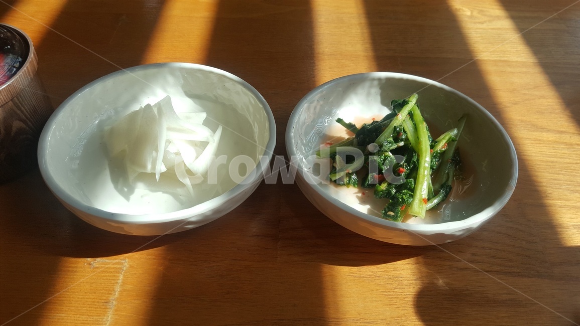 기본찬,열무김치,양념장,냉면양념장,단무지,햐안무,냉면기본찬,국수요리기본찬