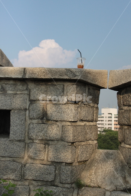 커피,돌담,아메리카노,하늘,여유,coffee,wall,summer,background,배경,여름,야외,outdoor,시원,시원한,아이스아메리카노,ice,icedcoffee,한국,korea,southkorea