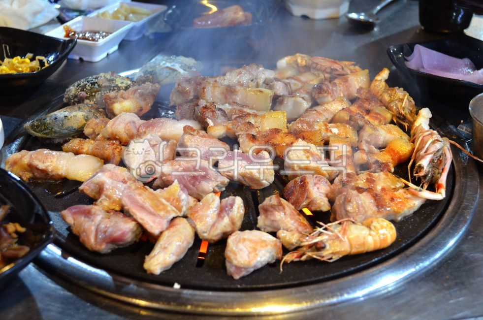 shrimp,pig,red,side dish,pork belly,Korean food,lean meat,fat,grilled,cooking,abalone,black pork,iron plate,seafood,grilled shrimp,grilled abalone,restaurant,seaweed,smoke,neck,food,bbq,meal,meat restaurant,grilling,meat,charcoal,Pork,grill