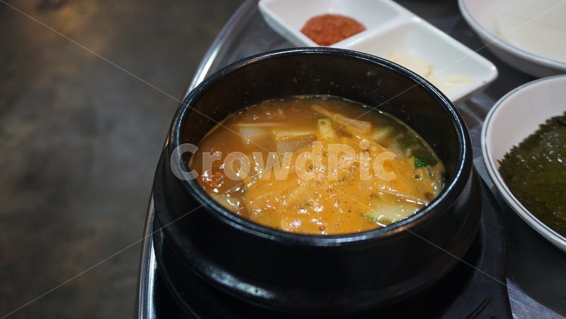 한식,된장찌개,된장,찌개,뚝배기,팽이버섯,호박,애호박,술안주,안주,그릇,블랙,까만색,검정,음식,저녁,식당,원형식탁,선술집,노포,노포집