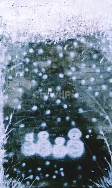 담벼락,눈사람,페인트,눈,담장,추상미술,벽화,낙서,겨울풍경,회색배경,화이트톤,그래피티,예술,감성,빈티지,거리예술,겨울분위기,그림,아트워크,디자인,질감,몽환적,동심,화이트도트,회화,독특함,창의적,차가운색감,도시풍경,벽면장식,감각적,분위기,미스터리,흰색얼룩,드로잉,그레이톤,현대미술,은은함,겨울나기,추억