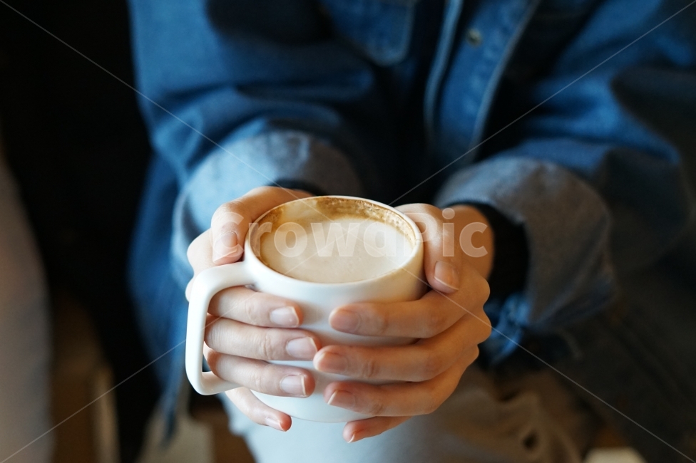 카페,커피,오후,카페라떼,손,cafe,coffee,hand,감성,사람,인물,인간,human,person,신체일부,몸,body,커피,카페,coffee,cafe