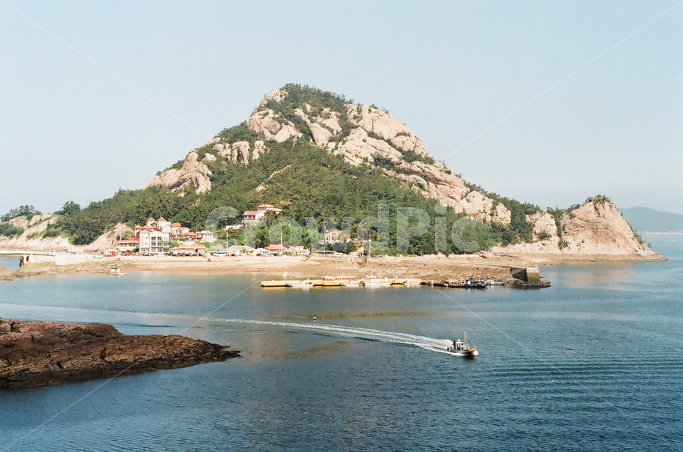 선유도,군산,변산,항구,파도,물결,어선,선박,배,보트,어촌,교통,교통수단,어업,낚시,산업,바다,바위,바위산,해변,여름,계절,해수욕장,모래사장,모래,자연,풍경,섬,산,전라도,전북,전라북도,관광,관광지,가족,감성,감성사진,빈티지,아날로그,필름,필름사진,필름카메라,film,filmcamera,sensible,feeling,summer,season,beach,sea,nature,landscape,island,mountain,ship,boat,fishing,port,harbor,transportation,industry,industrial,fishery,fishingindustry,자연,풍경,nature,landscape