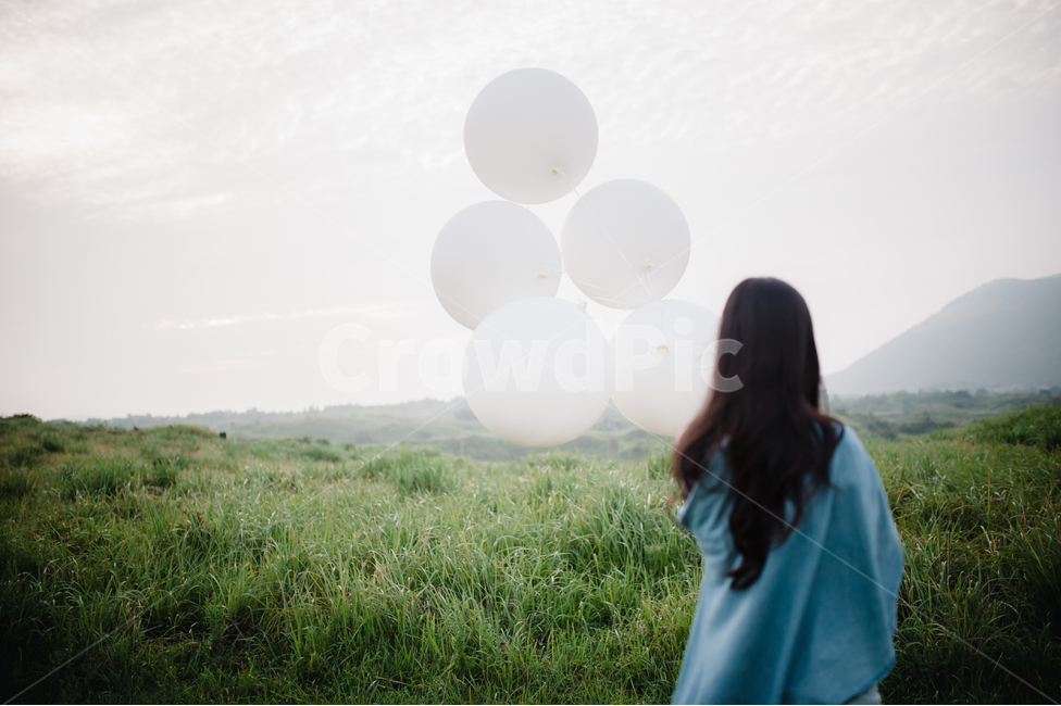 풍선,제주,오름,구름,들판,배경,자연,사람,인물,인간,human,person,여성,여자,woman,female,lady,여행,휴가,traveling,vacation,trip,감성,sensible,feeling,고독함,외로움,쓸쓸함,우울함,슬픔,lonely,solitary