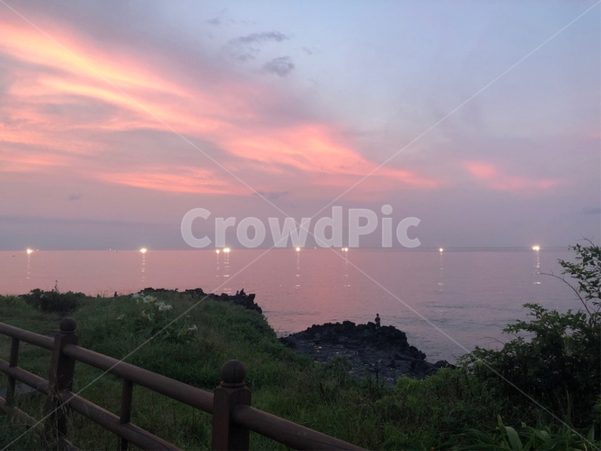 노을,바다,구름,핑크하늘,저녁,해질녘,해,배,분위기,감성,sea,sky,mood,pink