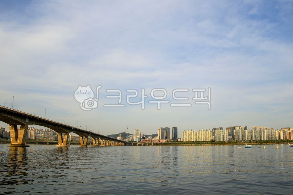 원효대교,한강다리,강변,한강,강,물,자연,건물,고층건물,도시,중심지,도심,배,오리배,하늘,구름,water,워터프론트,waterfront