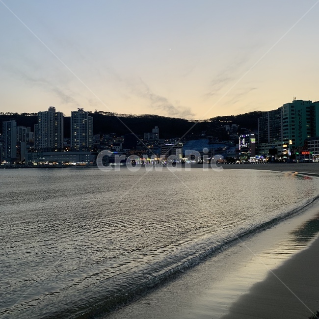 바다,해수욕장,산,건물,빛,물,노을,하늘,파도,잔잔,여행