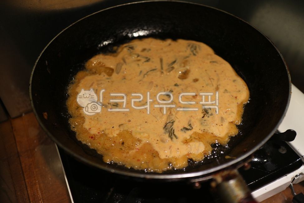 Baking Pancakes,oil cooking,Korean pancake,kimchi pancake,Kimchi pancake dish,Making pancakes,food,Baking kimchi pancakes,Kimchi pancake recipe,pancake dish,Making kimchi pancakes,frying pan,Kimchi dish,cooking