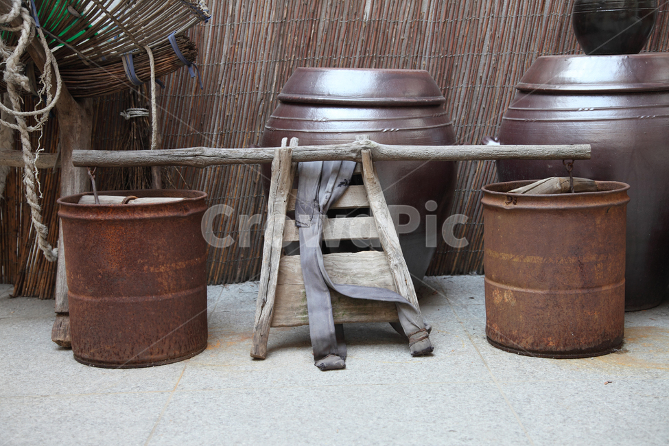 물지게,물,지게,물통,농기구,농업,운반,운반기구,장비,옛날,빈티지,엔틱,복고,레트로,복고풍,오래된,추억,문화,사물,기구,물건,오브젝트,생활,용품,생활용품,항아리,민속,민속품,한국,한국전통,한국문화,korean traditional,korean culture,사물,물건,오브젝트,thing,object,matter