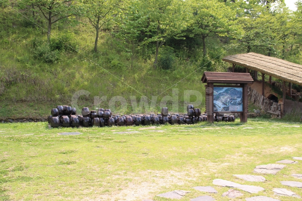 장독대,표지판,나무,잔디,길,한국전통,한국문화,korean traditional,korean culture
