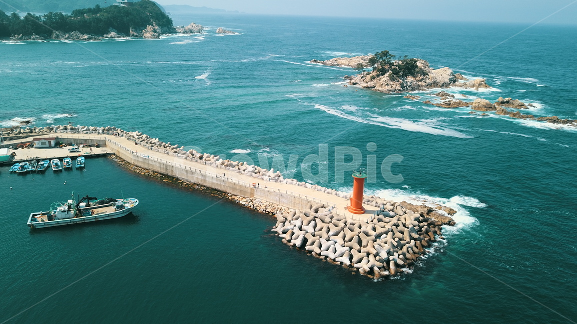 파도,방파제,등대,바다,여름,배,섬,등대,lighthouse,transportation,교통,vehicle,차량,boat,보트,outdoors,옥외,land,땅,nature,자연,water,물,sea,ocean,대양,shoreline,해안선