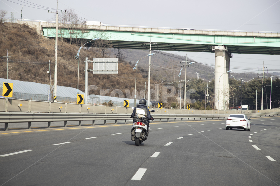 오토바이,고가도로,차선,도로,승용차,사람,가드레일,표지판,교각,백미러,이륜차,배기가스,교통,road,motorcycle,교통,교통수단,traffic,transportation