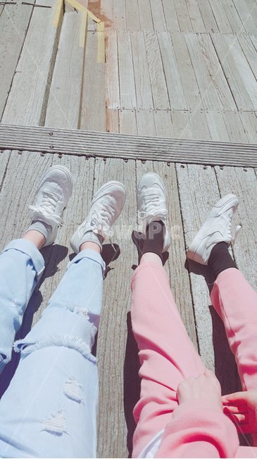 친구,다리,하얀신발,우정,등산,휴식,앉아있기,핑색옷,청바지,검은양말