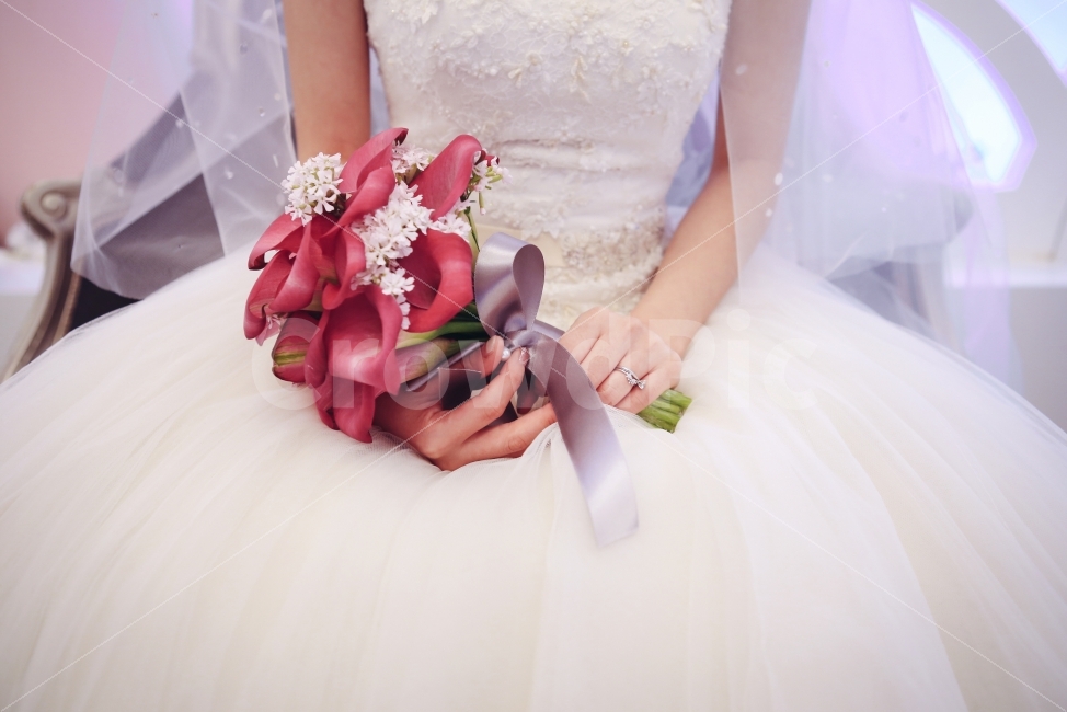 결혼,부케,웨딩드레스,결혼반지,꽃,드레스,화이트드레스,결혼식,wedding,dress,반지,생화부케,식물,자연,plants,nature,꽃,flower,기념일,축하,anniversary,congratulation,celebrate,celebration,사람,인물,인간,human,person,여성,여자,woman,female,lady,결혼,혼례,웨딩,wedding,marriage,marry,연출,컨셉,콘셉,direction,concept