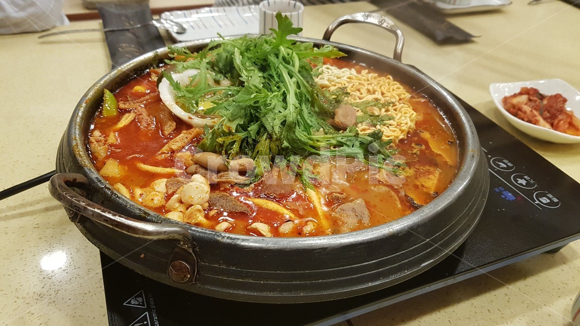 food,음식,meal,식사,dish,요리,bowl,사발,stew,스튜,부대찌개,중국요리