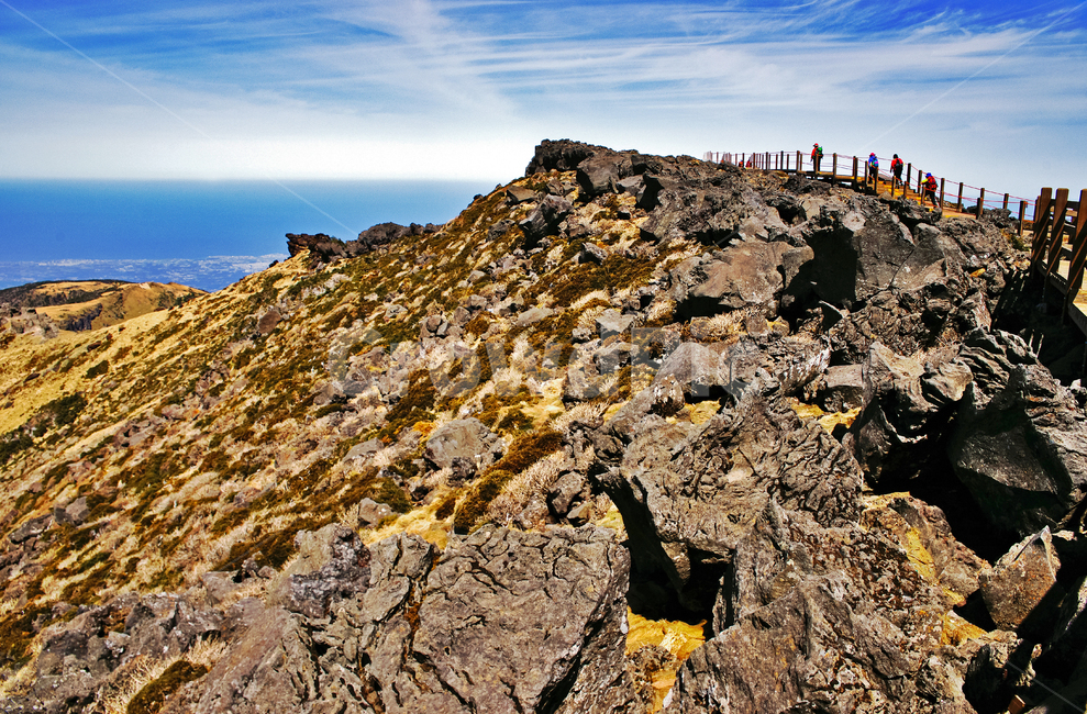 한라산,백록담,제주도,국립공원,등산,등산객,화산암,현무암,목책,제주도,jeju,jeju island,nature,자연,outdoors,옥외,cliff,낭떠러지,person,사람,human,인간