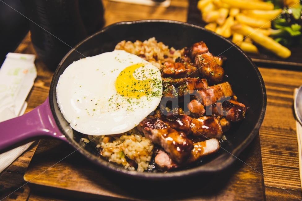 음식,스테이크,삼겹살,볶음밥,여행,음식,식재료,요리,food,cook,meal,dishes,food reserves,육류,고기,meat,감성,sensible,feeling