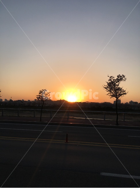 태양,해,도시일출,새벽해,새벽,자연,풍경,nature,landscape,outdoors,옥외,dusk,황혼,sunset,일몰,dawn,sky,하늘,red sky,붉은 하늘