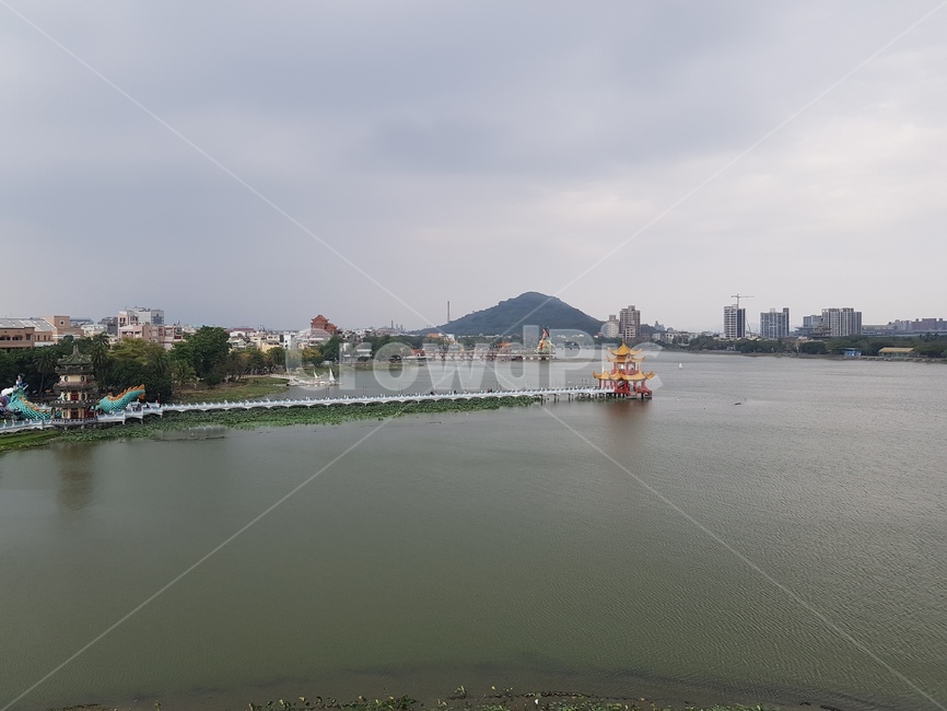 용호탑,가오슝,용호탑전경,대만관광,용호각,도시,풍경,city,landscape,해외,외국,세계,foreign,oversea,world,세계도시풍경,해외도시풍경,외국도시풍경,world cityscape,watercraft,선박,vehicle,차량,transportation,교통