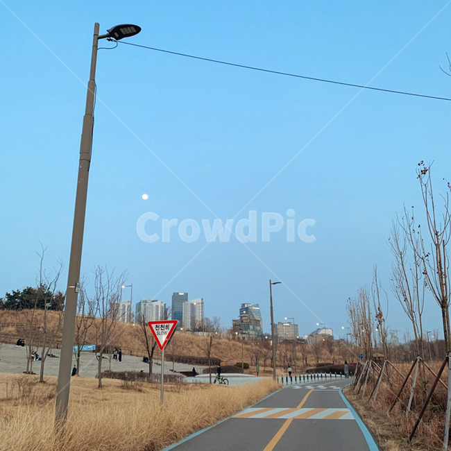 표지판,저녁,가을,봄,간절기,풍경,도로,인도,한가한공원,공원,길,초저녁,한강,한강공원,road,야외,산책길,산책도로,산책
