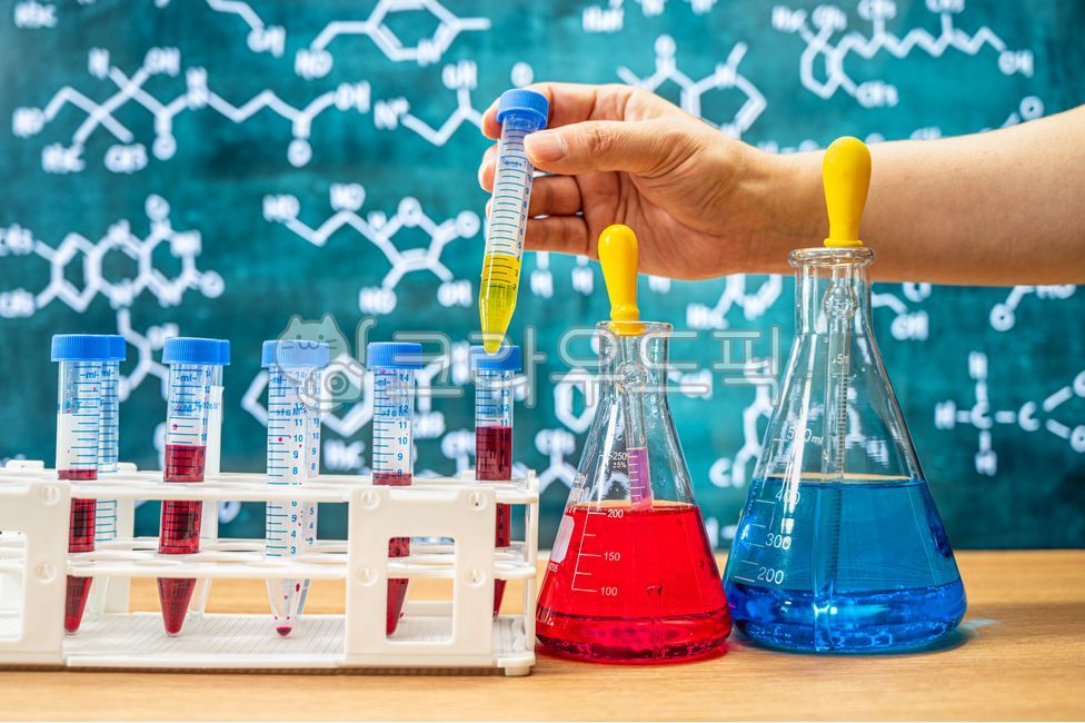 연구,실험도구,기술,스포이드,과학자,칠판,생명공학,교육배경,발명의날,연구개발,화학,발견,개념,삼각플라스크,과학교육,과학,시험관,도구,발명,실험실,학교,배경,교육,과학의날,화학식,컨셉,백그라운드,분석,사람손,손동작,화학공식,과학배경