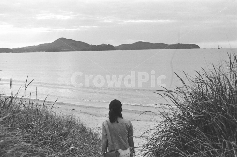 하늘,black,white,blackandwhite,film,흑백사진,sky,sunset,노을,섬,바다,sea,beach,뒷모습,자연,풍경,nature,landscape,사람,인물,인간,human,person,여성,여자,woman,female,lady,흑백,모노톤,monochrome,black and white,plant,식물,grass,잔디,water,물,shoreline,해안선,ocean,대양,outdoors,옥외
