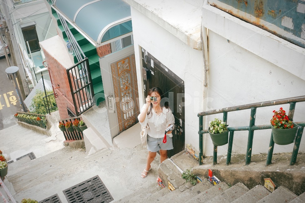 사람,person,banister,clothing,handrail,human,사진촬영,카메라,골목길,사람,인물,인간,human,person,여성,여자,woman,female,lady,사진작가,포토그래퍼,photographer