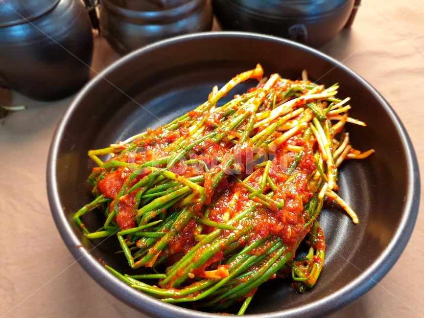 파김치,김치,양념,쪽파,한식,한국음식,발효음식,갈색접시,초록색