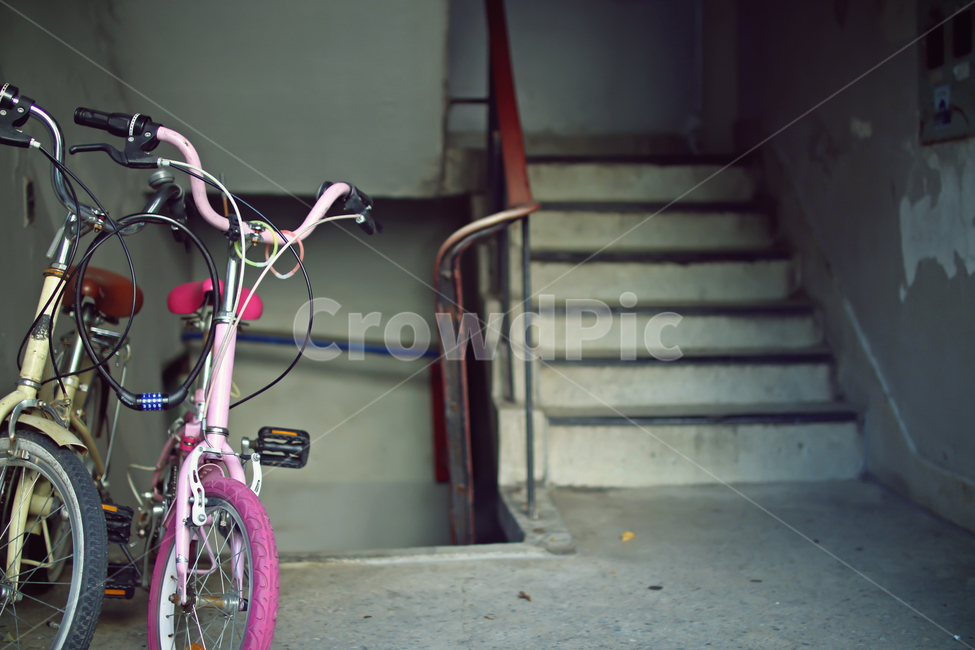 자전거,현관,감성사진,철거,계단,입구,오래된,삶,기다림,핑크,감성,빈티지,낡음,재건축,복도,재개발,동네,bicycle,bike,1층,빈티지사진,빈티지느낌,빈티지감성,vintage