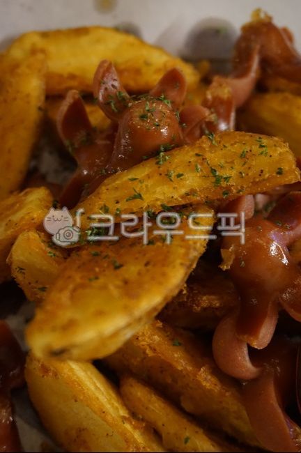 안주,소시지,소세지,웨지감자,감자튀김,감자음식,술안주,포테이토,음식,식재료,요리,food,cook,meal,dishes,foodreserves,간식,후식,접사,푸드,튀김,먹거리,감튀,비엔나,비엔나소시지,비엔나소세지,파슬리,파슬리가루