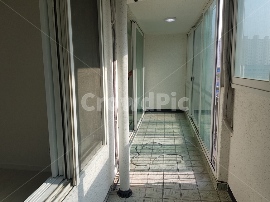 빈집,인테리어,올수리,리모델링,부동산,아파트,새아파트,새집,조명,주방인테리어,올수리된새집,낡은아파트,변신,베란다,흰벽,페인트,벽지,도배,장판,오후의햇빛,인테리어,실내디자인,interior design