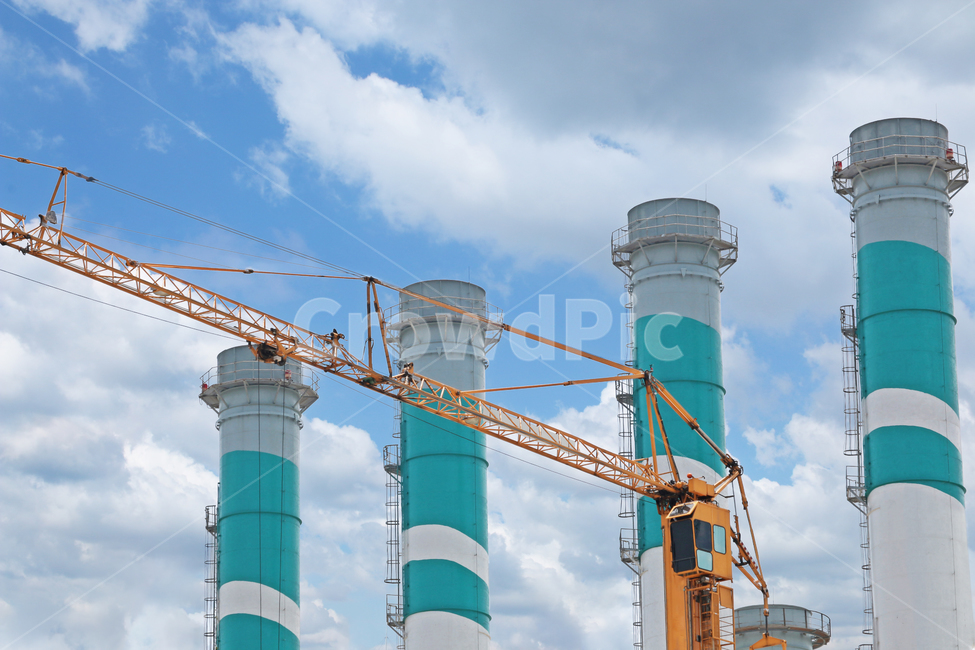 굴뚝,건설크레인,공사,산업,발전소,타워크레인,환경이슈,파란하늘,맑은날,지역발전,경제,constructioncrane,building,건물,산업,industry,industrial,건설업,건축업,construction industry