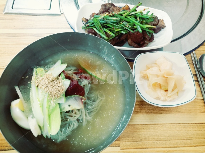 냉면,고기,부추,무,깨,당면,계란,고추장,오이,그릇,음식,식재료,요리,food,cook,meal,dishes,food reserves,면류,면요리,noodles,한식,한국음식,한국요리,korean food,korean dishes,korean meal,korean cook