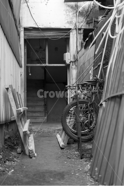 자연,풍경,감성,아날로그,흑백,감성사진,골목길,alley,흑백,모노톤,monochrome,black and white,machine,기계,wheel,바퀴
