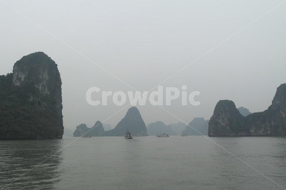 베트남,섬,바다,동양,하늘,구름,자연,풍경,nature,landscape,water,물,shoreline,해안선,outdoors,옥외,land,땅,ocean,대양,sea,vehicle,차량,boat,보트,transportation,교통,promontory,곶,coast,연안,cliff,낭떠러지