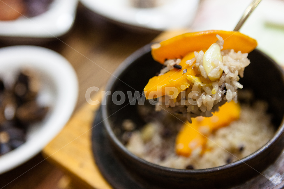돌솥밥,한국전통음식,호박,전통적인,요리,식사,쌀,전통음식,음식,식재료,요리,food,cook,meal,dishes,food reserves,곡류,곡식,cereals,한식,한국음식,한국요리,korean food,korean dishes,korean meal,korean cook