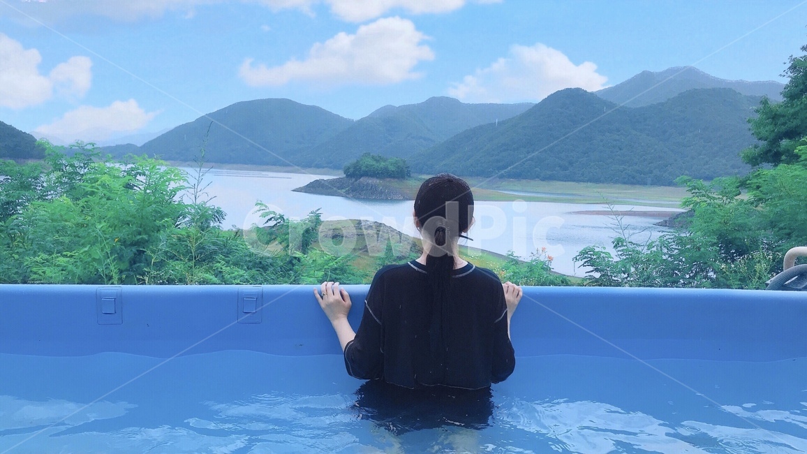 사람,뒷모습,수영장,여름휴가,힐링,수영,물,자연,person,human,nature,water,사람,인물,인간,human,person,여성,여자,woman,female,lady,여행,휴가,traveling,vacation,trip