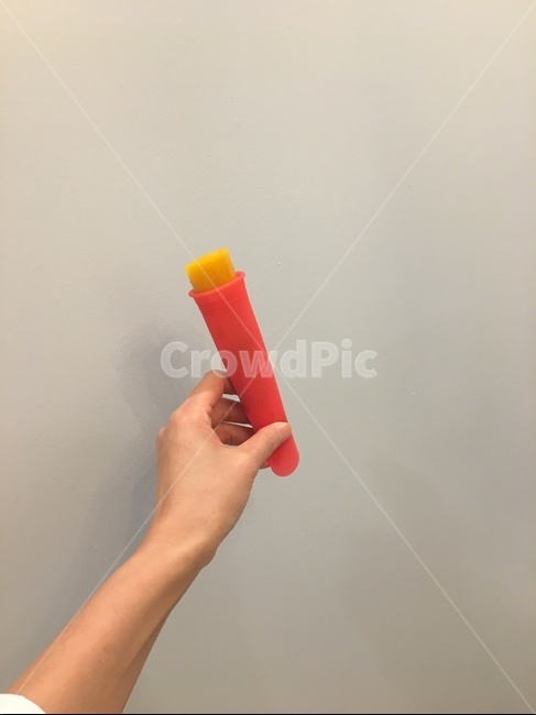 icecream,아이스크림,summer,여름,yellow,pink,여름,계절,summer,season,사람,인물,인간,human,person,신체일부,몸,body,음식,식재료,요리,food,cook,meal,dishes,food reserves,디저트,간식,후식,dessert,snack
