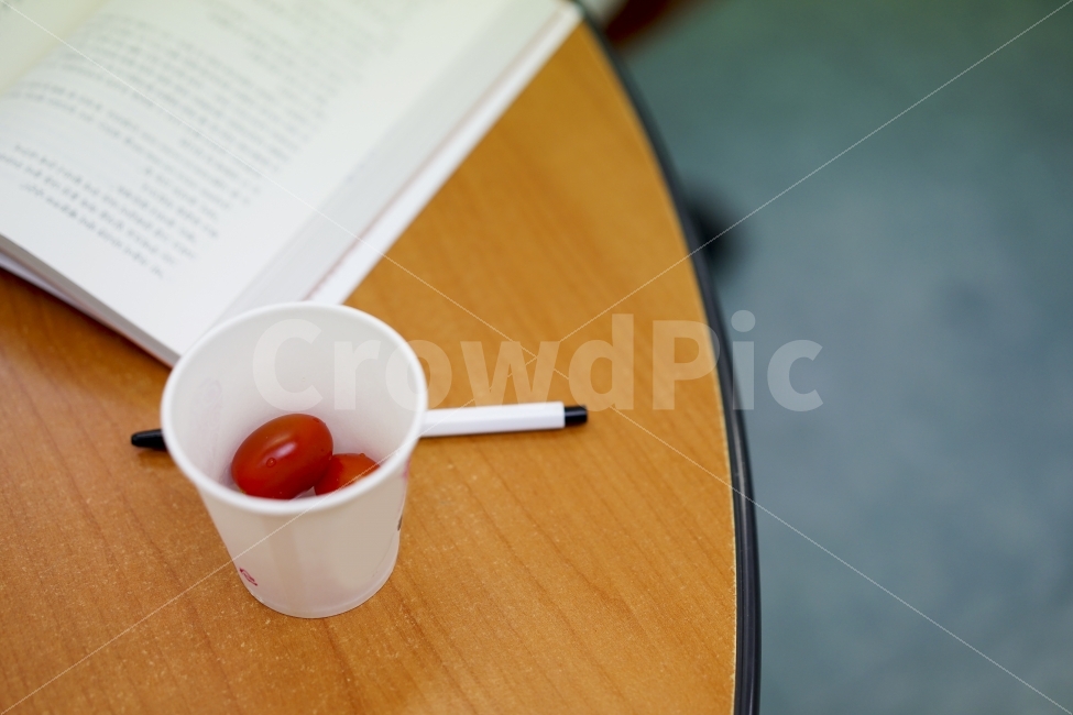 과일,방울토마토,레드,간식,비타민,토마토,종이컵,일상,휴식,충전,달달,푸드,건강,독서,음식,식재료,요리,food,cook,meal,dishes,food reserves,채소,야채,vegetables,학용품,문구류,사무용품,school supplies,stationery,office supplies