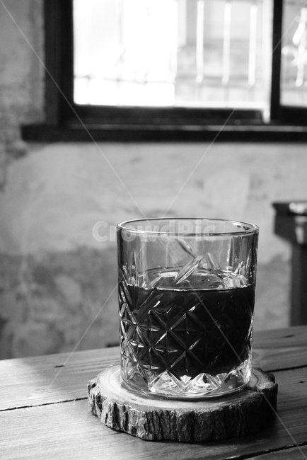 컵,유리컵,나무받침,흑백,아날로그,coffee,wood,tea,커피,카페,coffee,cafe,흑백,모노톤,monochrome,black and white