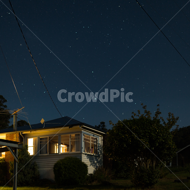 밤,나무집,호주,타즈매니아,별,집,가정집,night,house,australia,treehouse,star,밤하늘,starsky,nightsky,시골집,cottage,home,tasmania,별밤,언덕위,야경,nightview,감성,가족,family,야경,밤,풍경,nightscape,night,landscape,건축물,건물외관,exterior,building,structure,architecture,construction,nature,자연,outdoors,옥외