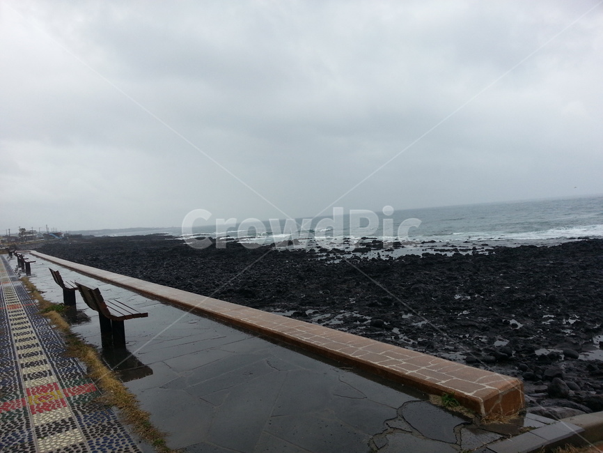 제주,길,비오는날,바다,돌,파도,하늘,풍경,자연,풍경,nature,landscape,한국자연풍경,한국자연경관,korea nature landscape,제주도,jeju,jeju island,banister,난간,handrail