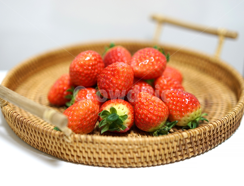 딸기,strawberry,과일,음식,겨울철과일,빨강,레드,red,베리,라탄,바구니,신선,스트로베리,음식,식재료,요리,food,cook,meal,dishes,food reserves,과일,열매,fruit