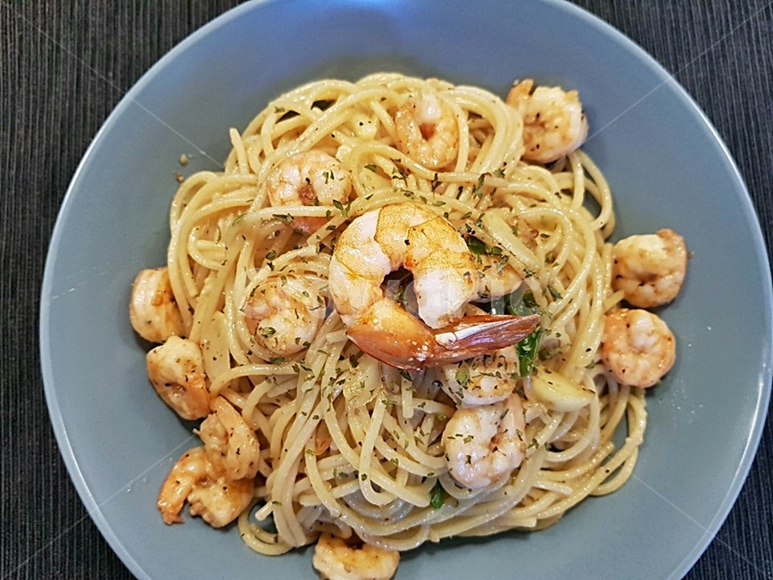 스파게티,pasta,파스타,식품,food,dish,요리,meal,식사,spaghetti,새우,쉬림프,오일파스타,접시,하늘색,알리오올리오,마늘파스타,갈릭,마늘,음식,식재료,요리,food,cook,meal,dishes,food reserves,양식,서양음식,서양요리,western food,western dishes,western meal,western cook